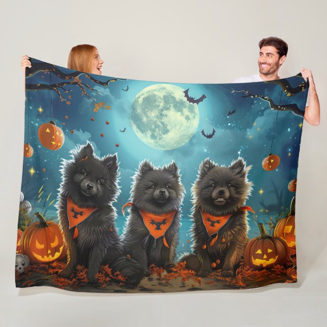 Couverture Polaire Keeshond Halloween Éffrayant (En situation)