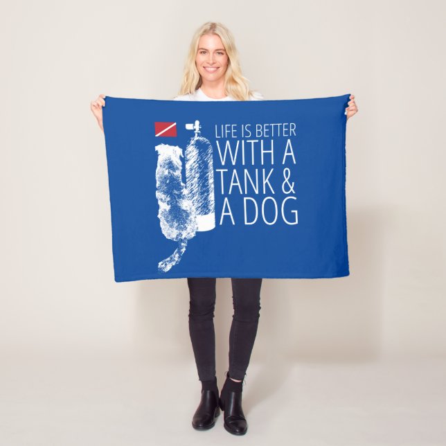 Couverture Polaire La vie est meilleure avec un char et une couvertur (En situation)