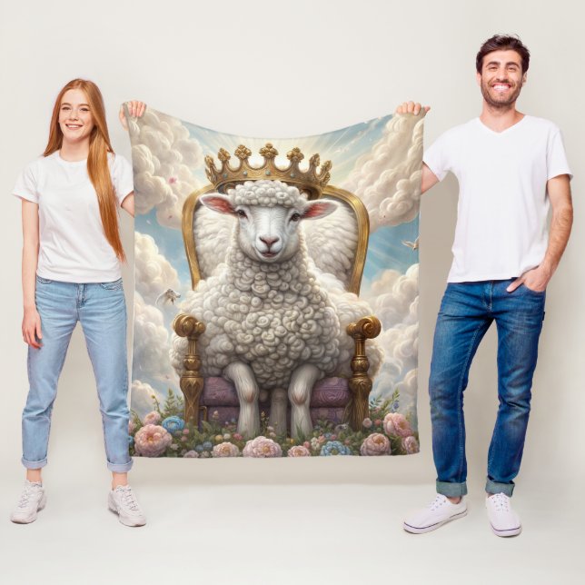 Couverture Polaire Lamb with a crown on a throne (En situation)