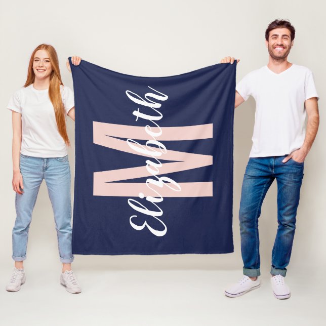 Couverture Polaire Le bleu marine simple rougissent monogramme rose (En situation)