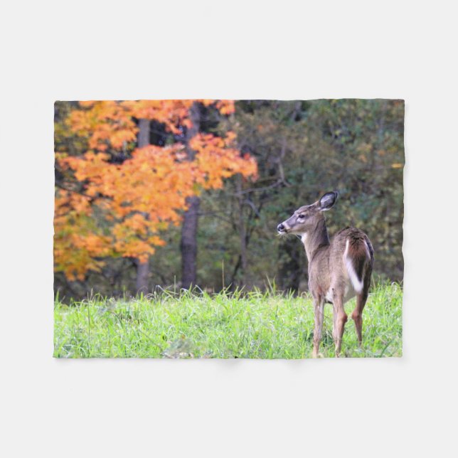 Couverture Polaire Le cerf dans le champ d'automne (Devant (Horizontal))