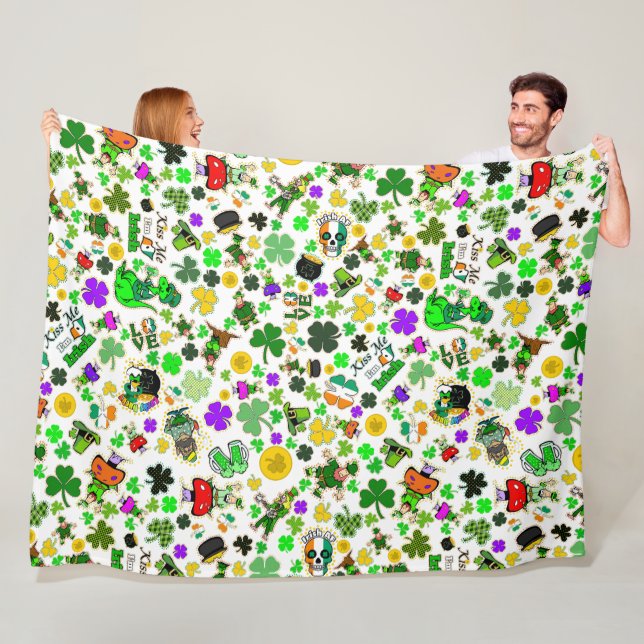 Couverture Polaire Leprechauns Champignons d'or Shamrock Kiss Me Irla (En situation)
