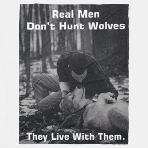 COUVERTURE POLAIRE LES VRAIS HOMMES NE CHASSENT PAS LES LOUPS