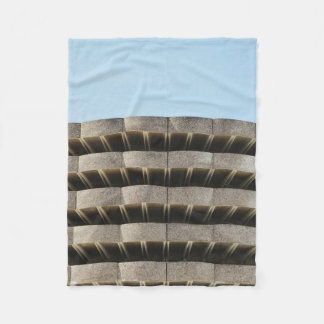 Couverture Polaire L'extérieur bétonné d'un parking sur plusieurs éta