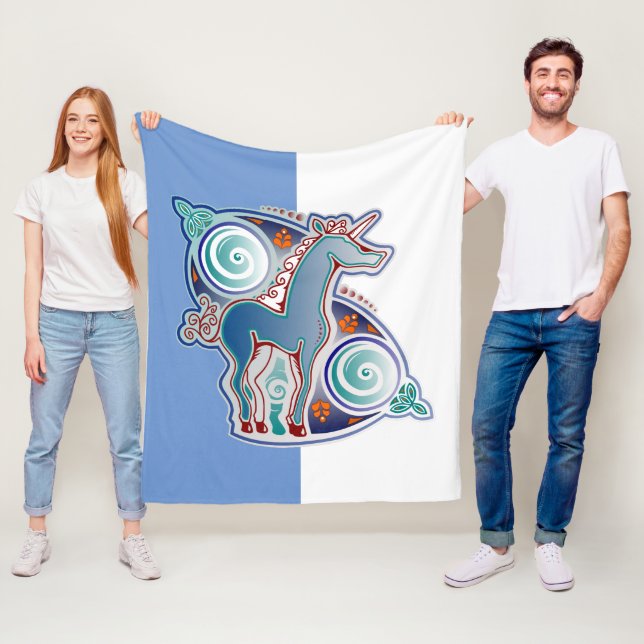 Couverture Polaire Licorne celtique (En situation)