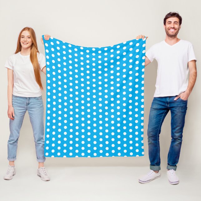Couverture Polaire Light Blue and White Polka Dots  (En situation)