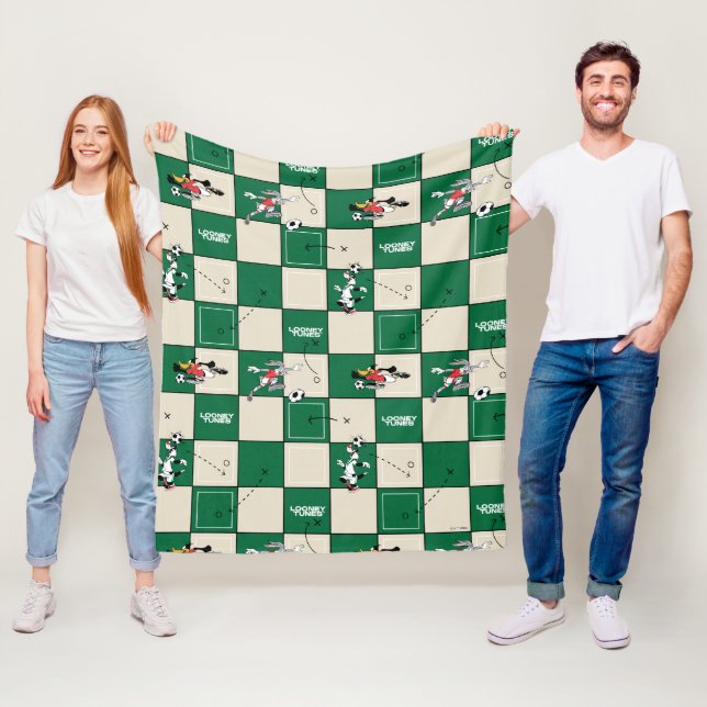 Couverture Polaire LOONEY TUNES™ Soccer Grid Pattern (En situation)