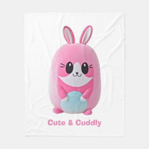 Couverture Polaire Lou Lou. Une créature rose et câlinée.