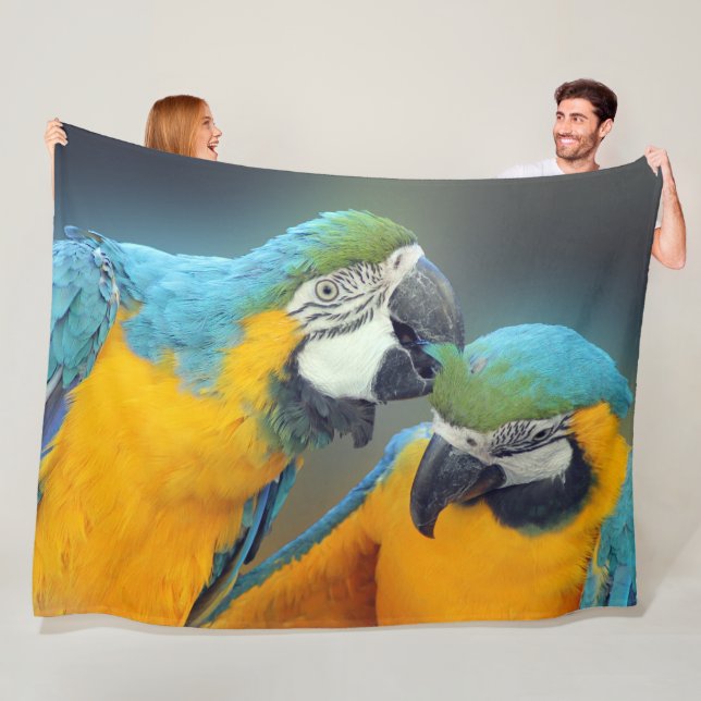 Couverture Polaire Macaws in love (En situation)