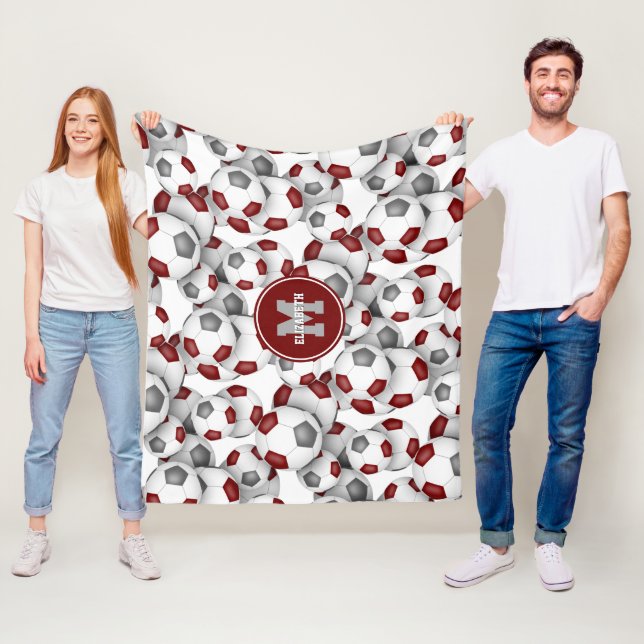 Couverture Polaire maroon gris équipe couleurs soccer balls motif (En situation)