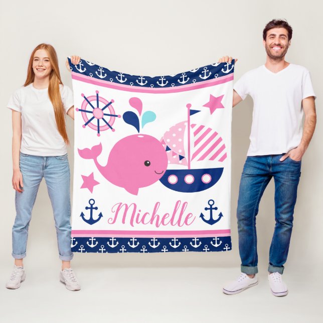 Couverture Polaire Mignon motif baleine rose et ancres nautiques (En situation)