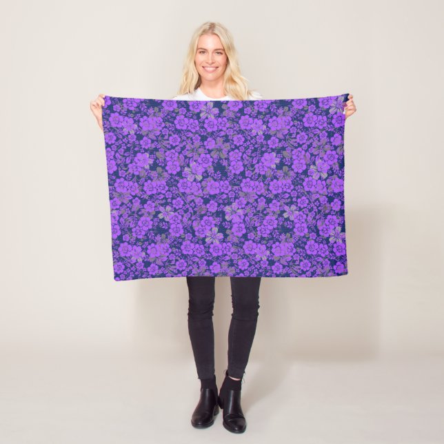 Couverture Polaire Modèle floral 15.Purple.b DBlue BG (En situation)