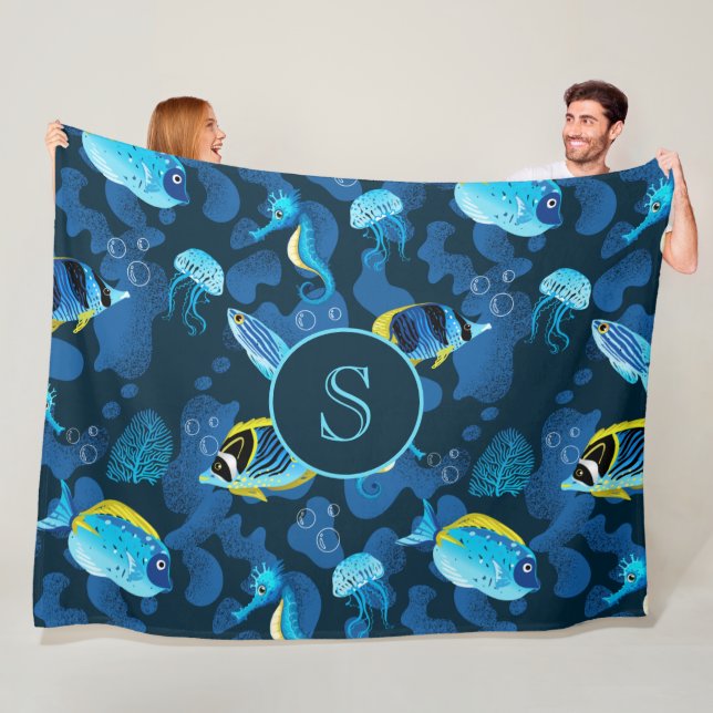 Couverture Polaire Monogramme Blue Yellow Tropical Fishes Illustratio (En situation)