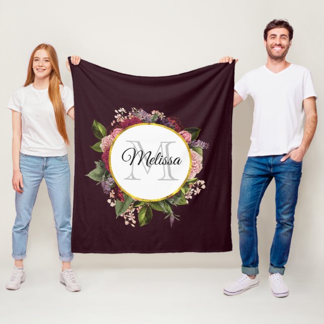 Couverture Polaire Monogramme de fleurs roses et bordeaux (En situation)