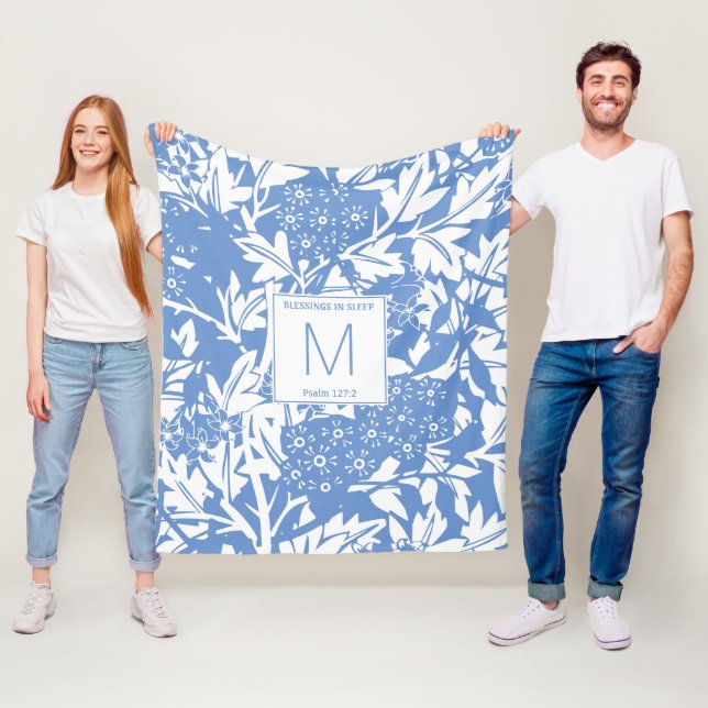 Couverture Polaire Monogramme floral bleu de Cornflower (En situation)