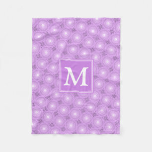 Couverture Polaire Monogramme lilas cercles pourpres motif