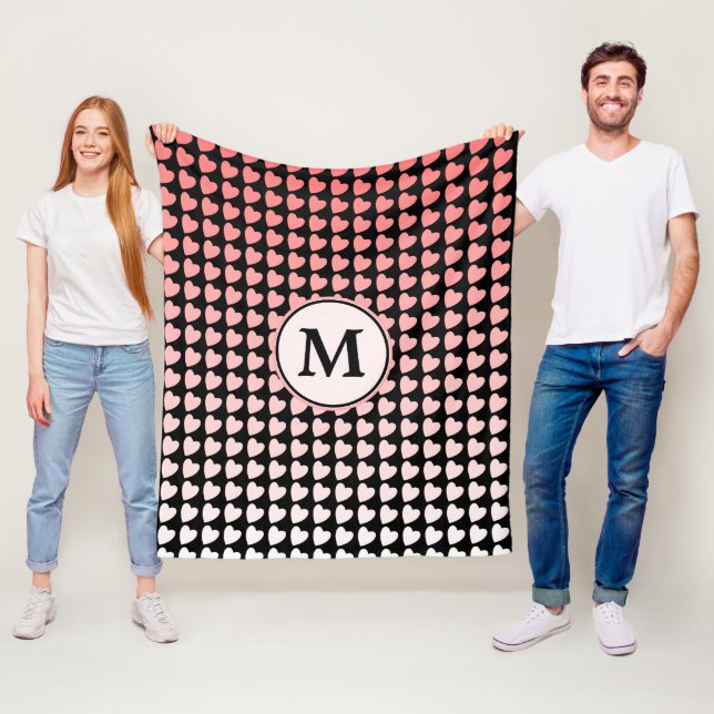 Couverture Polaire Monogramme Motif rose noir du coeur (En situation)