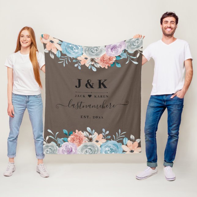 Couverture Polaire Monogramme personnalisé rose et bordeaux (En situation)