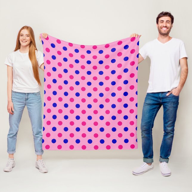 Couverture Polaire Motif à pois rose bleu rose (En situation)