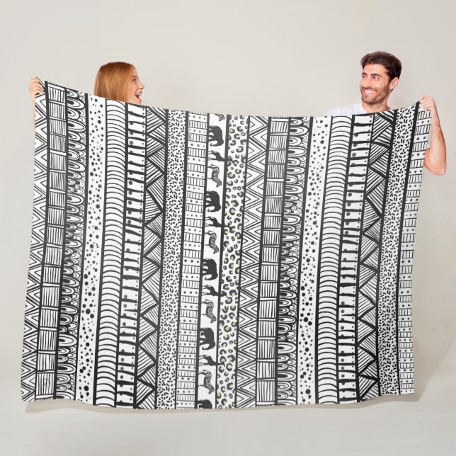 Couverture Polaire Motif africain tribal noir blanc (En situation)