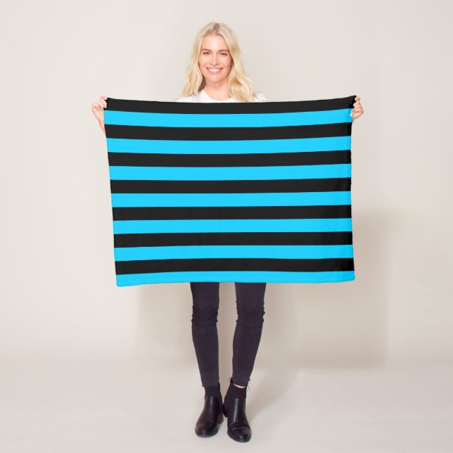 Couverture Polaire Motif Aqua et Black Stripe (En situation)