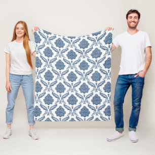 Couverture Polaire Motif Damassé Rococo Bleu sur Fond Blanc