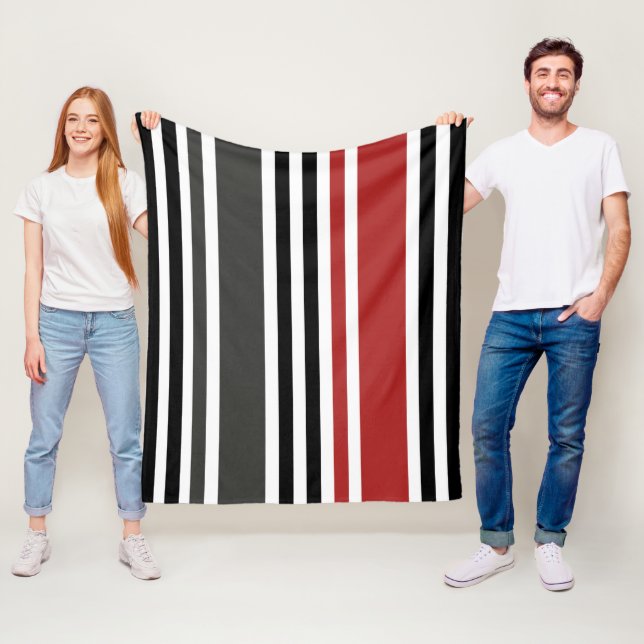 Couverture Polaire Motif de bandes verticales gris-noir rouge (En situation)
