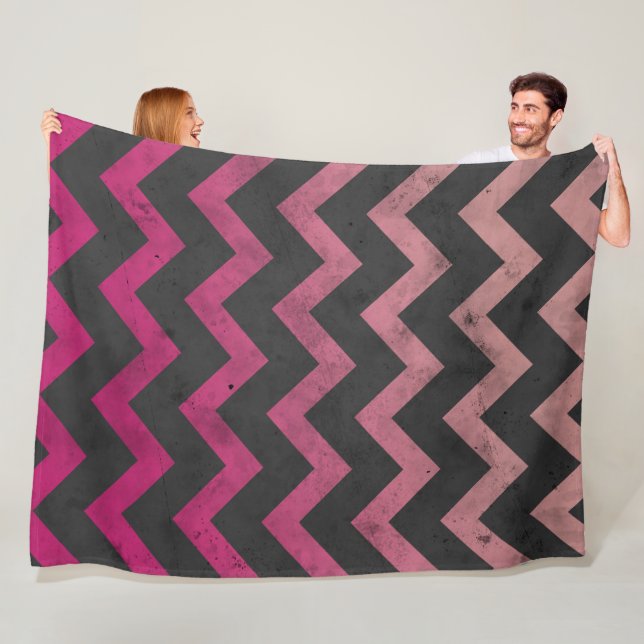 Couverture Polaire Motif de chevron gris foncé rose magenta (En situation)