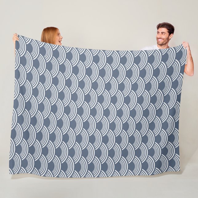 Couverture Polaire Motif de vague géométrique bleu foncé Seigaiha (En situation)