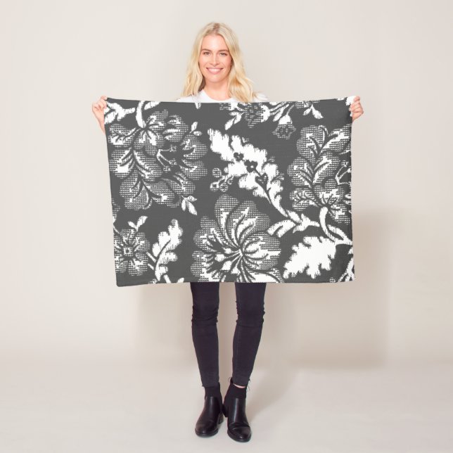 Couverture Polaire Motif floral de ferme rustique grise et blanche (En situation)