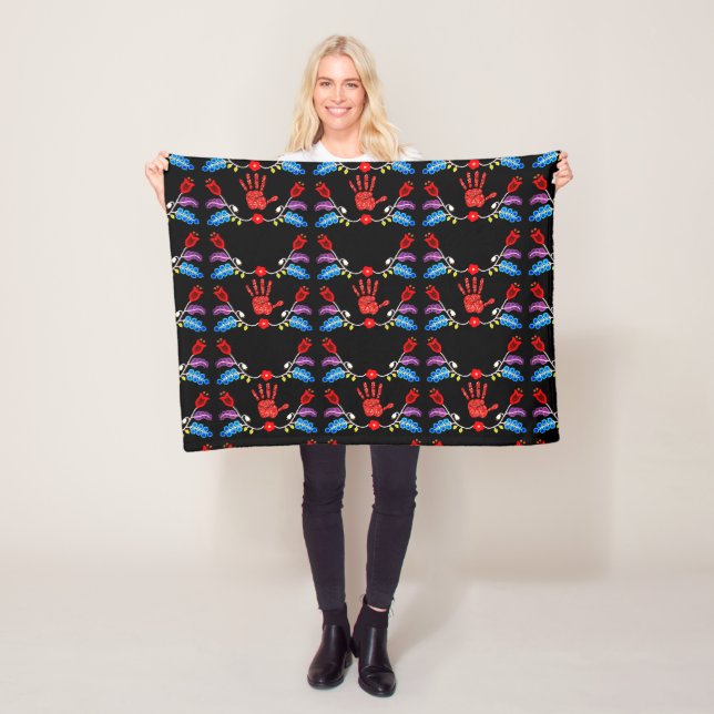 Couverture Polaire Motif Floral Ojibwe MMIW noir (En situation)