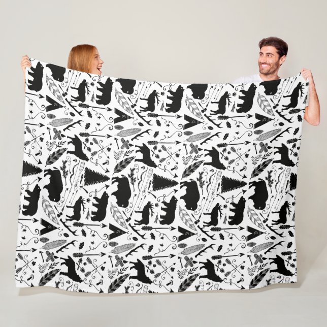 Couverture Polaire Motif forestier rustique de l'ours noir de chevreu (En situation)