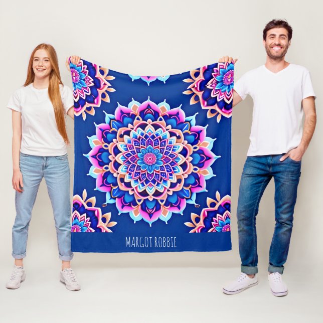 Couverture Polaire Motif géométrique rose violet mandala (En situation)