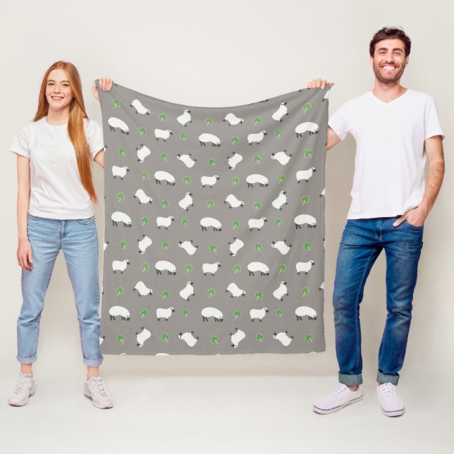 Couverture Polaire Motif irlandais de shamrock et de moutons (En situation)