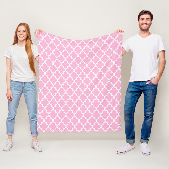 Couverture Polaire Motif Quatrefoil rose et blanc (modifiable) (En situation)