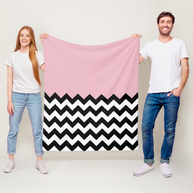 Couverture Polaire Motif Zigzag noir et blanc, Chevron, rose (En situation)