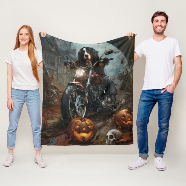 Couverture Polaire Moto de randonnée de montagne bernoise Halloween e (En situation)