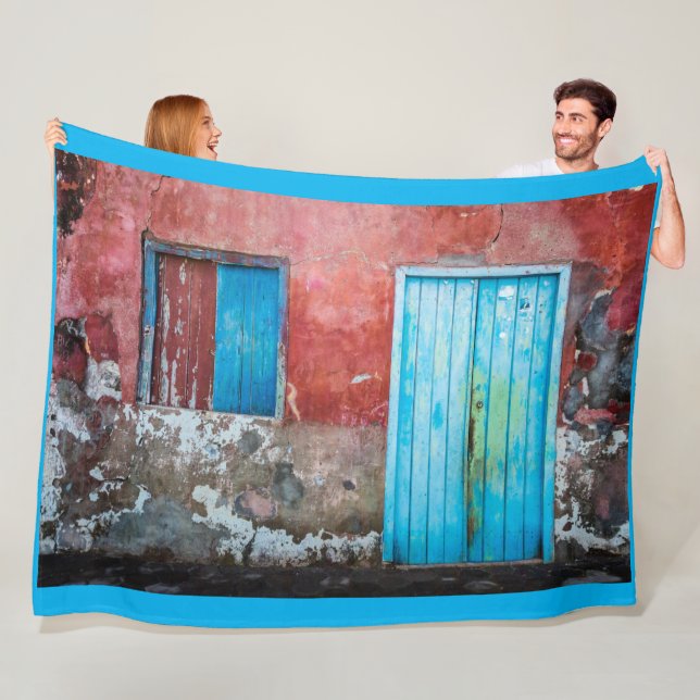 Couverture Polaire Mur, porte et fenêtre rouge, bleu et gris (En situation)
