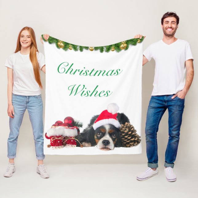 Couverture Polaire Noël du chien espagnol Cavalier King Charles (En situation)