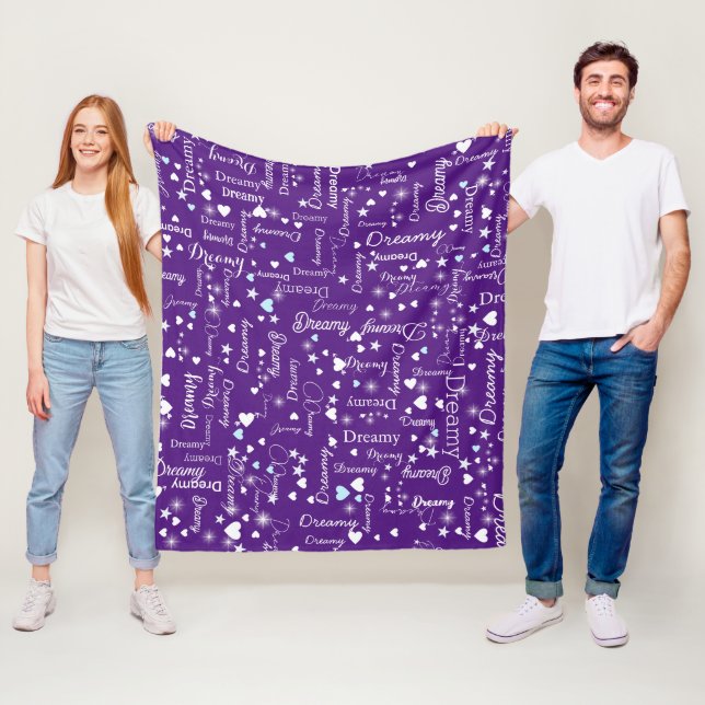 Couverture Polaire Nom personnalisé, coeurs et étoiles partout dans l (En situation)