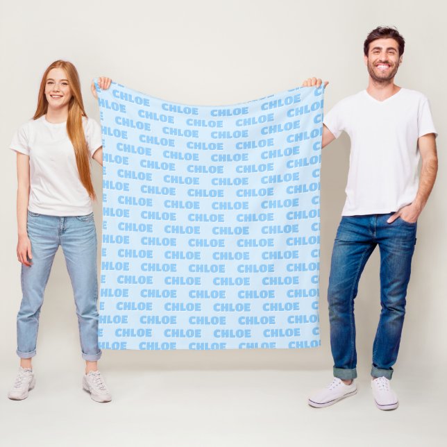 Couverture Polaire Nom préppie personnalisé bleu blanc (En situation)