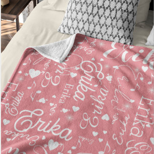 Couverture Polaire Noms romantiques Coeurs répétés partout rose