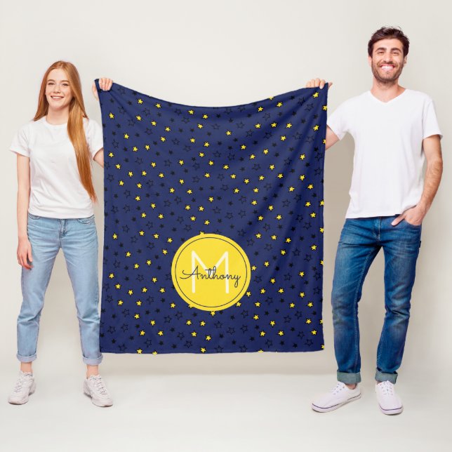 Couverture Polaire Nuit Sky Cute Stars sur Marine Blue Motif Monogram (En situation)