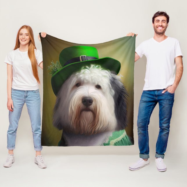 Couverture Polaire Old English Sheepdog en tenue de la Saint-Patrick (En situation)
