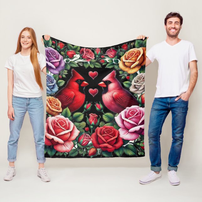 Couverture Polaire Paire de cardinaux au milieu de Roses dynamiques (En situation)