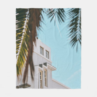 Couverture Polaire Palmier près d'un bâtiment en béton blanc