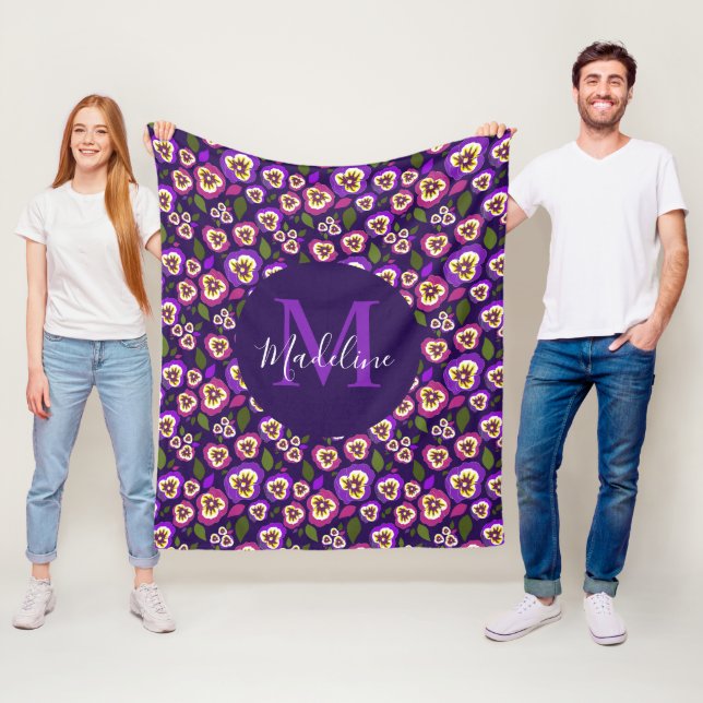 Couverture Polaire Pansies florales de fille Motif violet Monogramme (En situation)