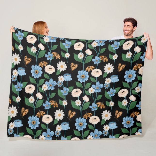 Couverture Polaire Papillons Monarque et fleurs bleues et blanches (En situation)