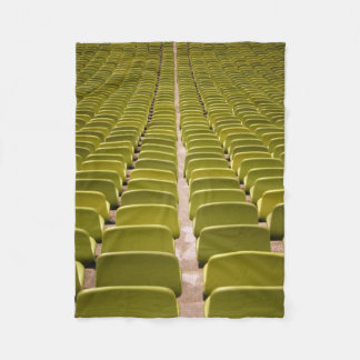 Couverture Polaire Parcelle de chaise jaune vide