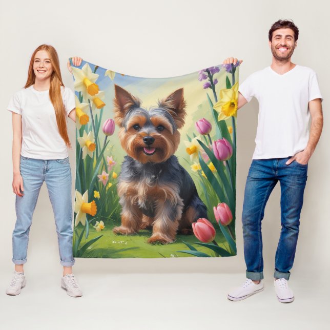 Couverture Polaire Peinture de fleurs printanières de Terrier du York (En situation)
